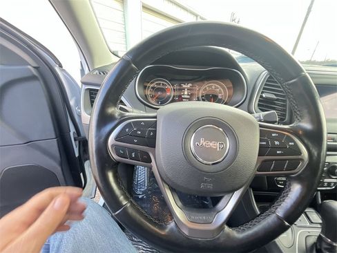 Used 2021 Jeep Cherokee Latitude Plus image 14