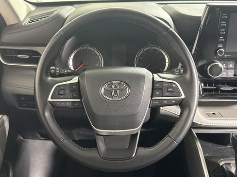 Used 2022 Toyota Highlander LE AWD/4WD image 24
