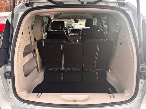 Used 2024 Chrysler Pacifica Touring-L image 10