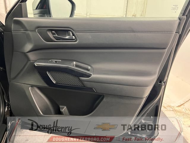 Used 2025 Nissan Pathfinder SV FWD image 40