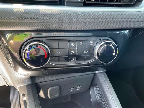 Used 2025 Chevrolet TrailBlazer LT AWD/4WD image 32