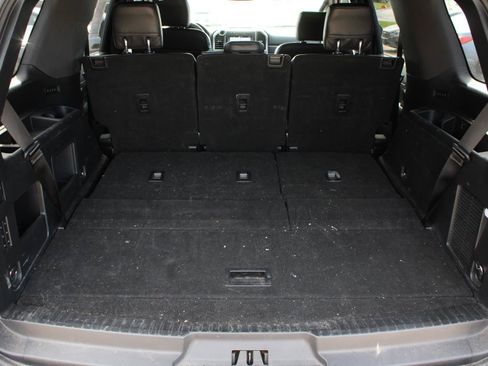 Used 2019 Ford Expedition XLT w/ Equipment Group 202A AWD/4WD image 8