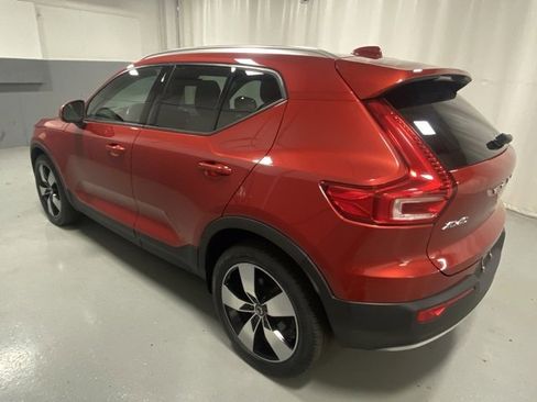 Used 2019 Volvo XC40 T5 Momentum image 2
