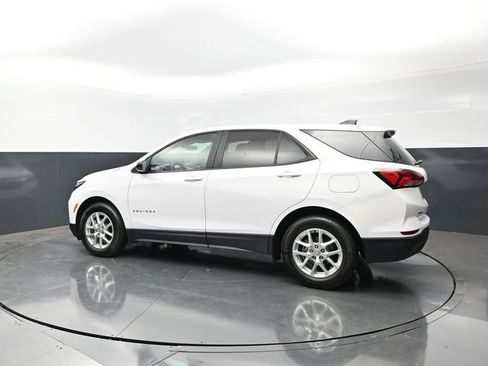 Used 2023 Chevrolet Equinox LS w/ LS Convenience Package FWD image 2