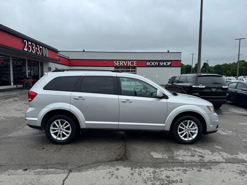Used 2014 Dodge Journey SXT w/ Flexible Seating Group FWD image 2