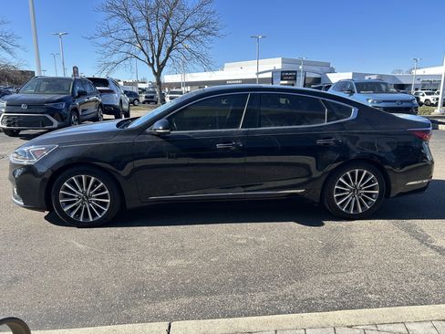 Used 2017 Kia Cadenza Premium w/ Luxury Package image 4