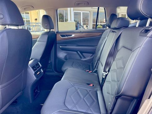 Used 2025 Volkswagen Atlas SE image 12