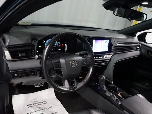 Used 2025 Toyota Camry SE FWD image 11
