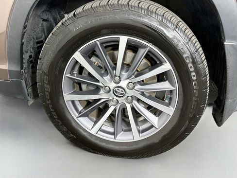 Used 2019 Toyota Highlander XLE AWD/4WD image 31