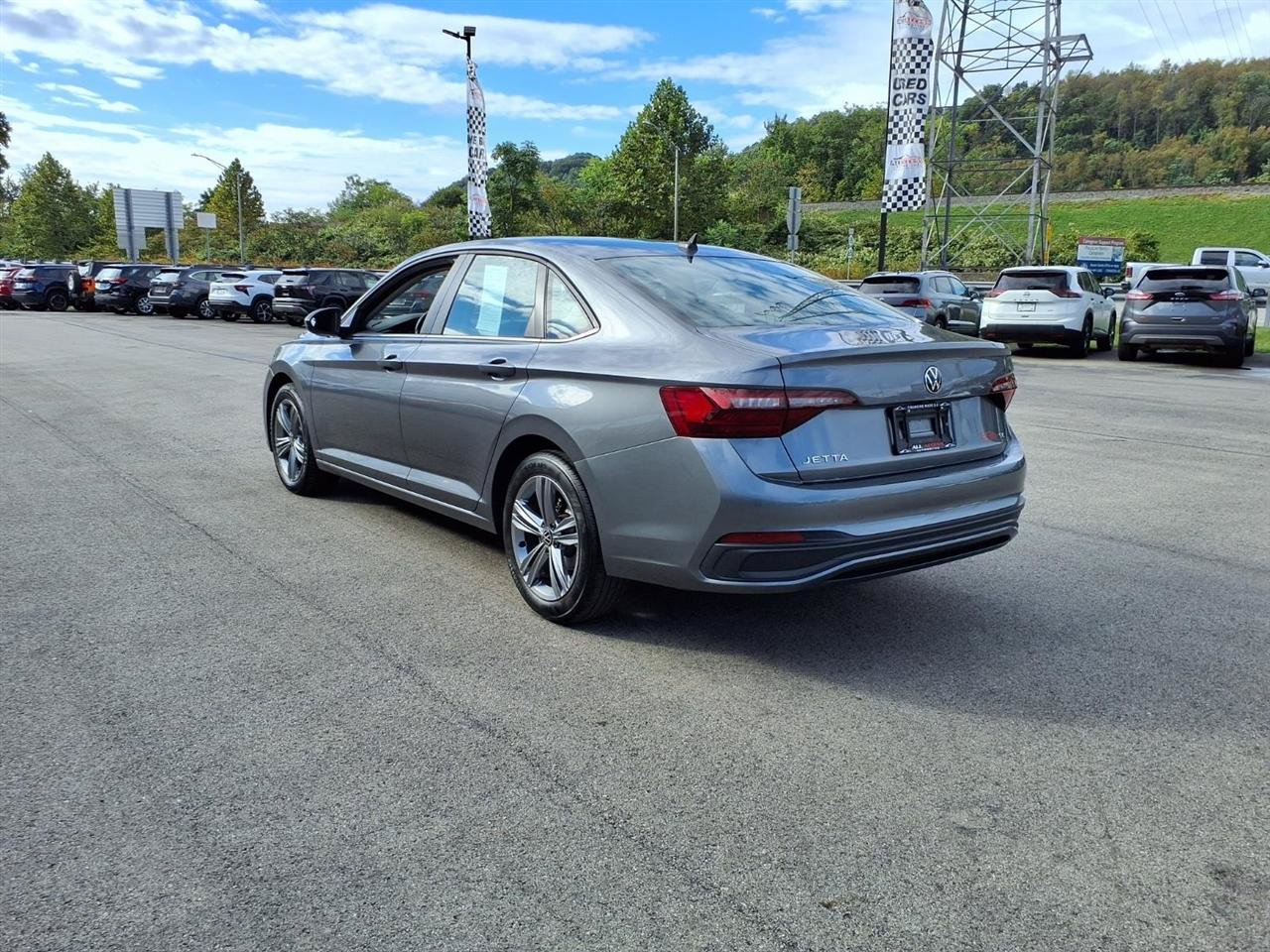 Used 2024 Volkswagen Jetta SE FWD image 4