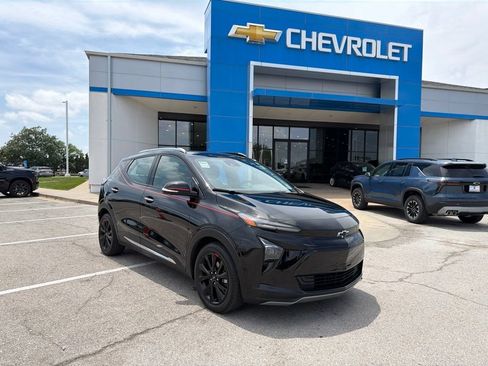 Used 2023 Chevrolet Bolt EUV Premier w/ Sun & Sound Package FWD image 1