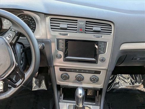 Used 2015 Volkswagen Golf S image 11