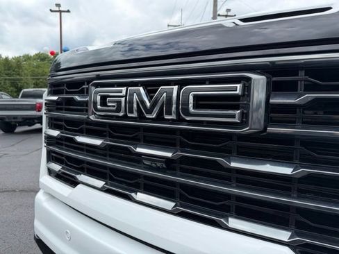 Used 2024 GMC Sierra 2500 AT4 w/ Technology Package AWD/4WD image 18
