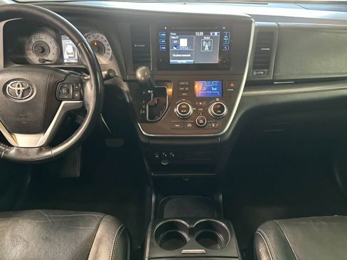 Used 2015 Toyota Sienna SE FWD image 4