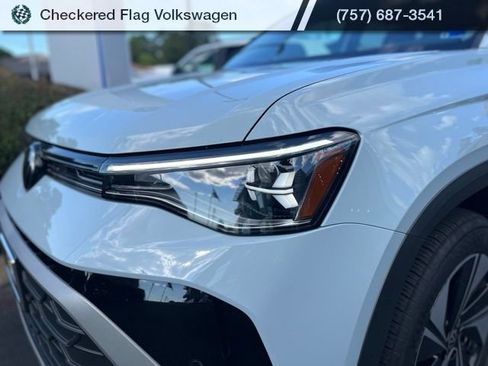 Used 2025 Volkswagen Taos SE AWD/4WD image 11