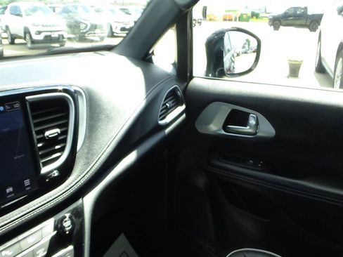 Certified 2026 Chrysler Pacifica Limited FWD image 32