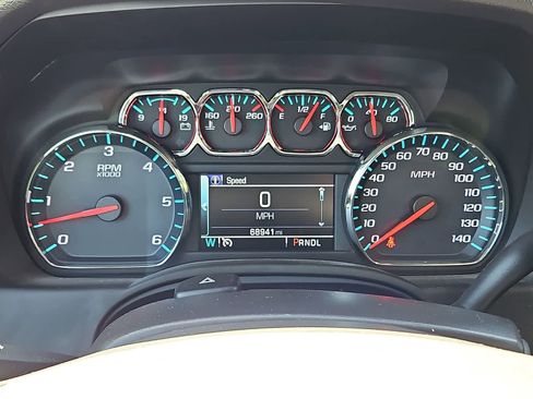 Used 2019 Chevrolet Suburban LS RWD image 17