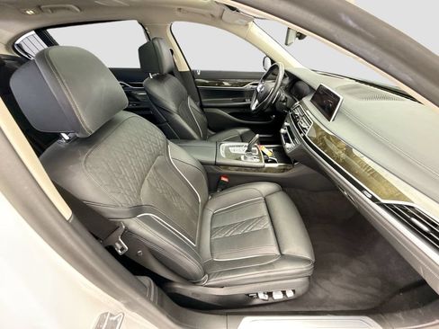 Used 2020 BMW 740i w/ Premium Package RWD image 19