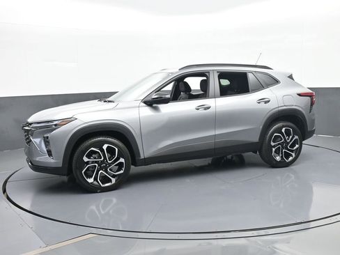 Used 2025 Chevrolet Trax RS w/ Driver Confidence Package image 2