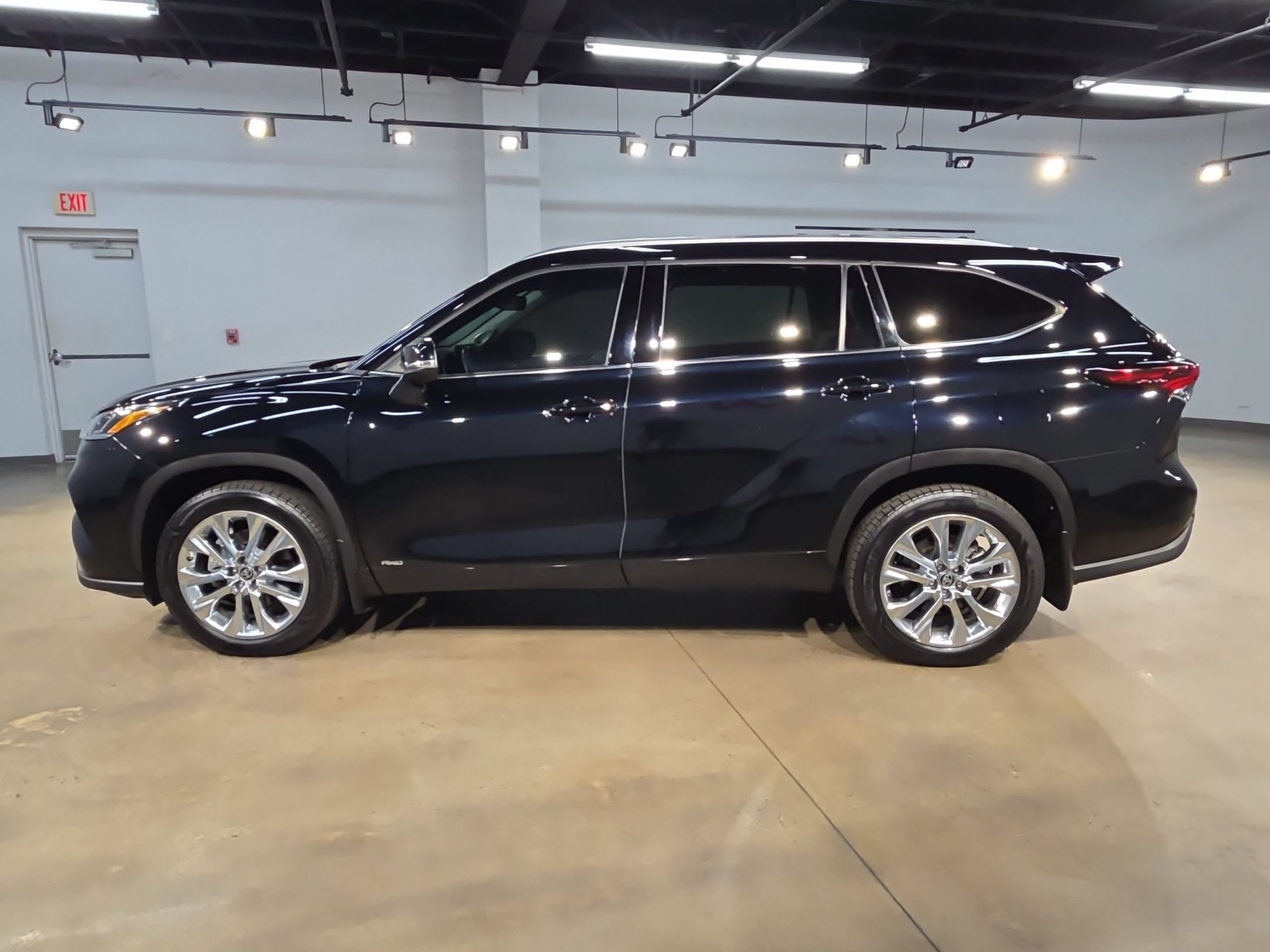 Used 2024 Toyota Highlander Limited AWD/4WD image 4