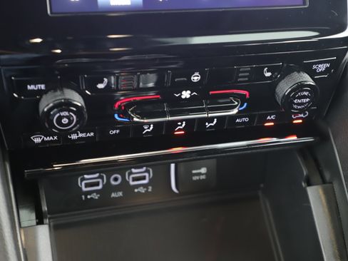 New 2025 Jeep Grand Cherokee L Laredo image 16