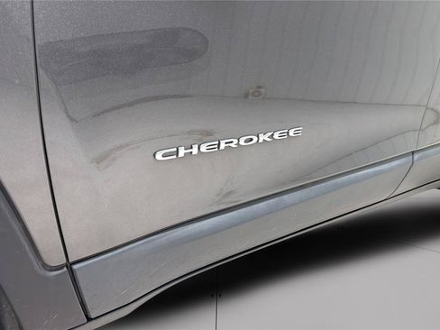 Used 2018 Jeep Cherokee Latitude Plus w/ Comfort/Convenience Group AWD/4WD image 32