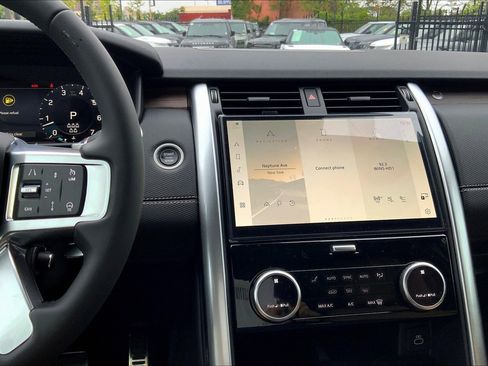 New 2025 Land Rover Discovery Dynamic SE image 6