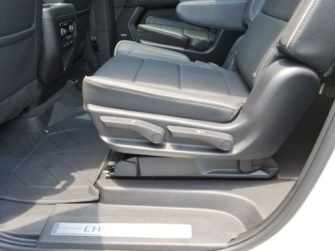 Used 2023 Chevrolet Suburban Premier w/ Premium Package 2 AWD/4WD image 21