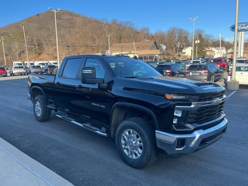 Used 2024 Chevrolet Silverado 2500 LT w/ Convenience Package image 3