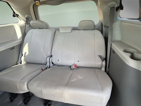 Used 2012 Toyota Sienna XLE w/ Entertainment Pkg image 12