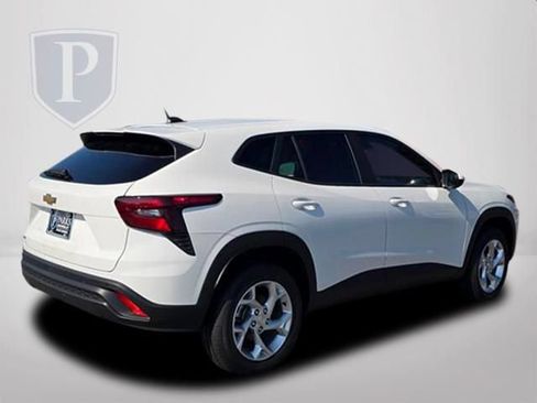 New 2026 Chevrolet Trax LS w/ LS Convenience Package FWD image 5