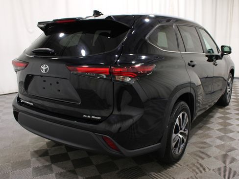 Used 2024 Toyota Highlander XLE AWD/4WD image 31