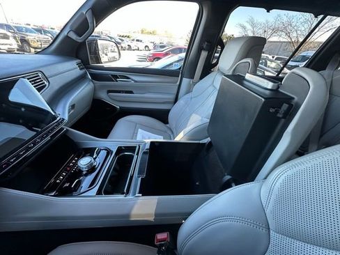 Used 2025 Jeep Wagoneer Series III w/ Premium Group I image 26
