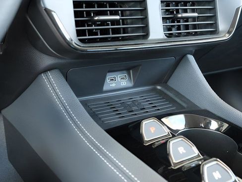 New 2025 VinFast VF 8 Eco AWD/4WD image 13