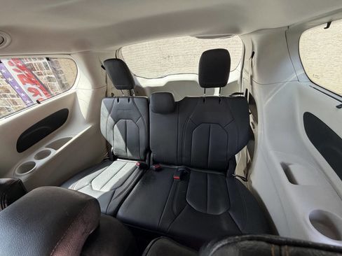 Used 2018 Chrysler Pacifica Touring-L FWD image 28