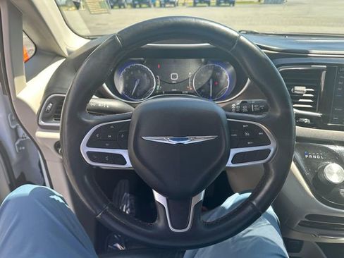 Used 2018 Chrysler Pacifica Touring-L Plus FWD image 12