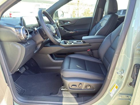 New 2026 Chevrolet Equinox LT w/ Convenience Package II FWD image 8