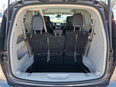 Used 2023 Chrysler Pacifica Touring-L image 31