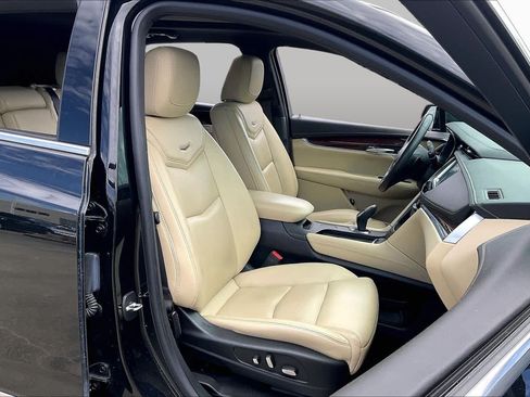 Used 2017 Cadillac XT5 Luxury FWD image 8