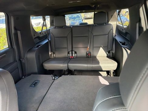 Used 2025 Chevrolet Suburban Z71 image 28