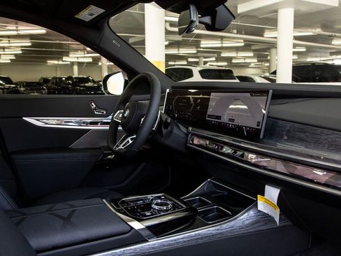 Used 2025 BMW 760i xDrive w/ Executive Package image 31