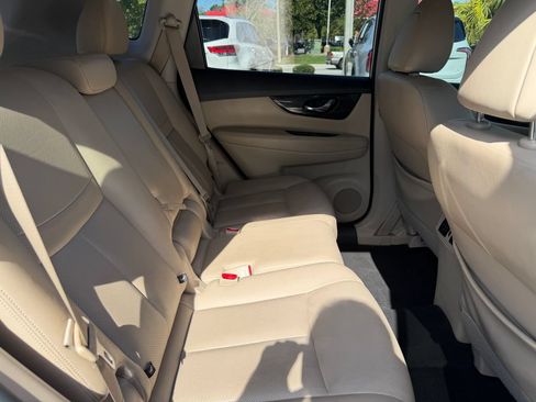 Used 2017 Nissan Rogue SL w/ SL Premium Package FWD image 8