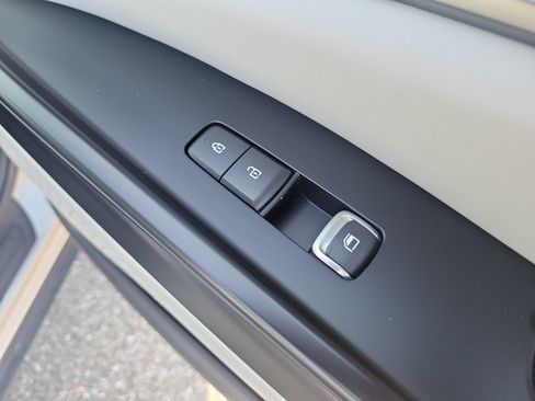 Used 2023 Kia Carnival LX FWD image 9