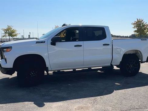 Used 2023 Chevrolet Silverado 1500 Custom Trail Boss w/ LPO, Dark Essentials Package image 5