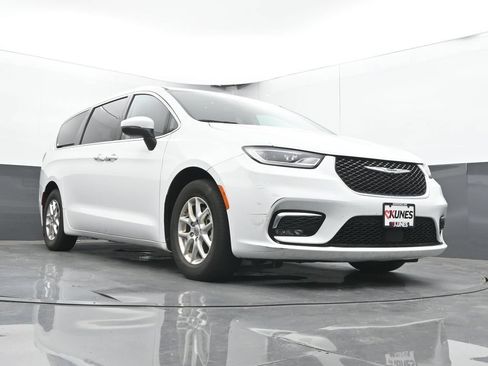 Used 2023 Chrysler Pacifica Touring-L FWD image 43