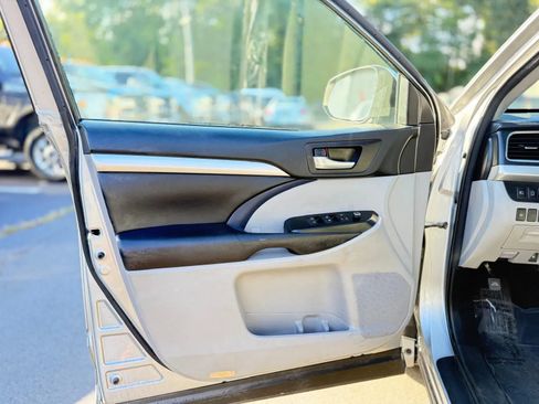 Used 2017 Toyota Highlander XLE w/ Carpet Mat Package AWD/4WD image 12
