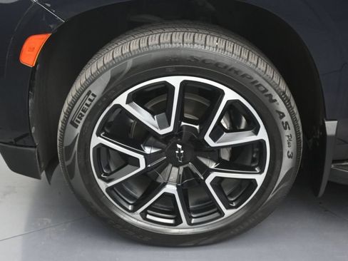 Used 2024 Chevrolet Suburban RST w/ Luxury Package RWD image 9