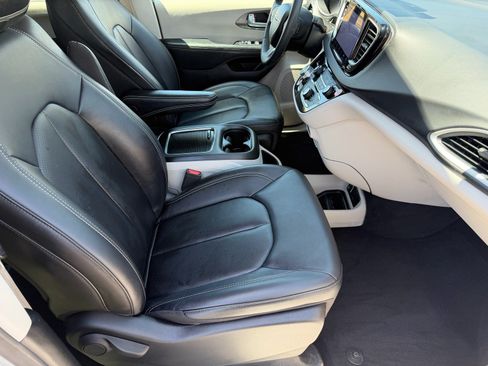 Used 2024 Chrysler Pacifica Touring-L FWD image 12