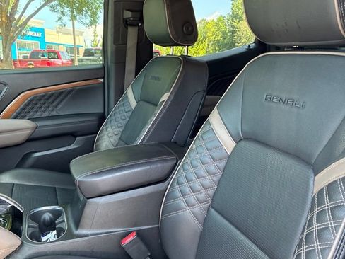 Used 2023 GMC Canyon Denali w/ Denali Black Edition AWD/4WD image 10