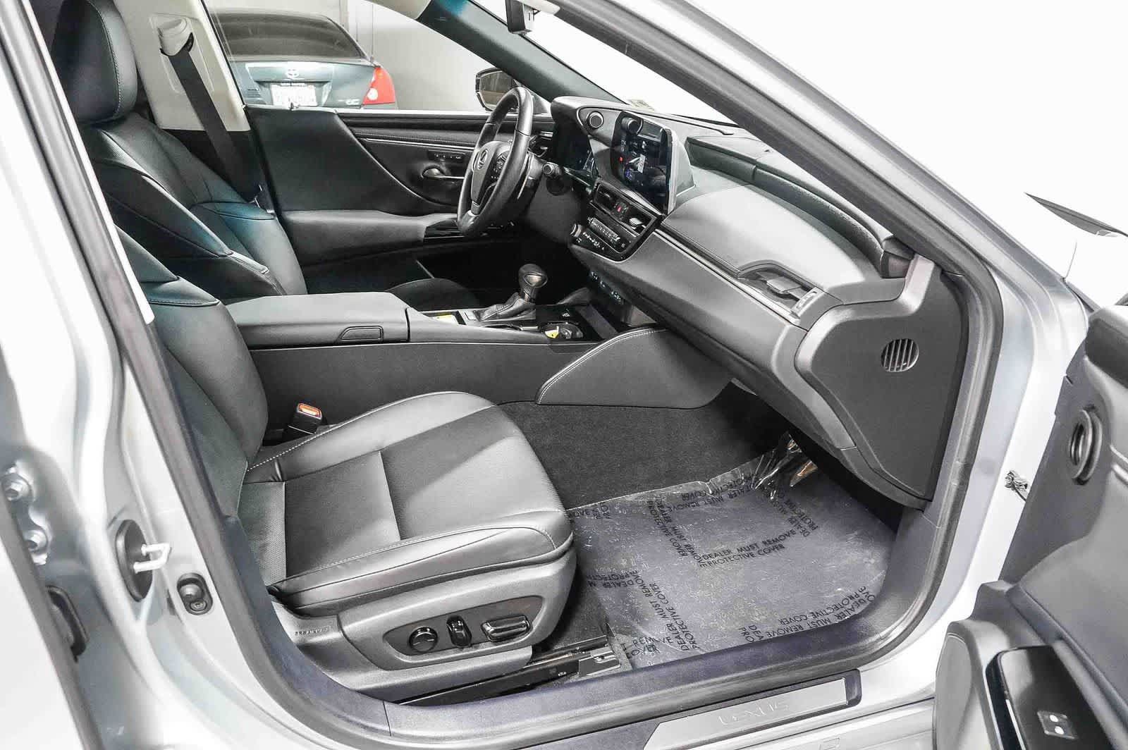 Used 2025 Lexus ES 300h w/ Premium Package FWD image 17